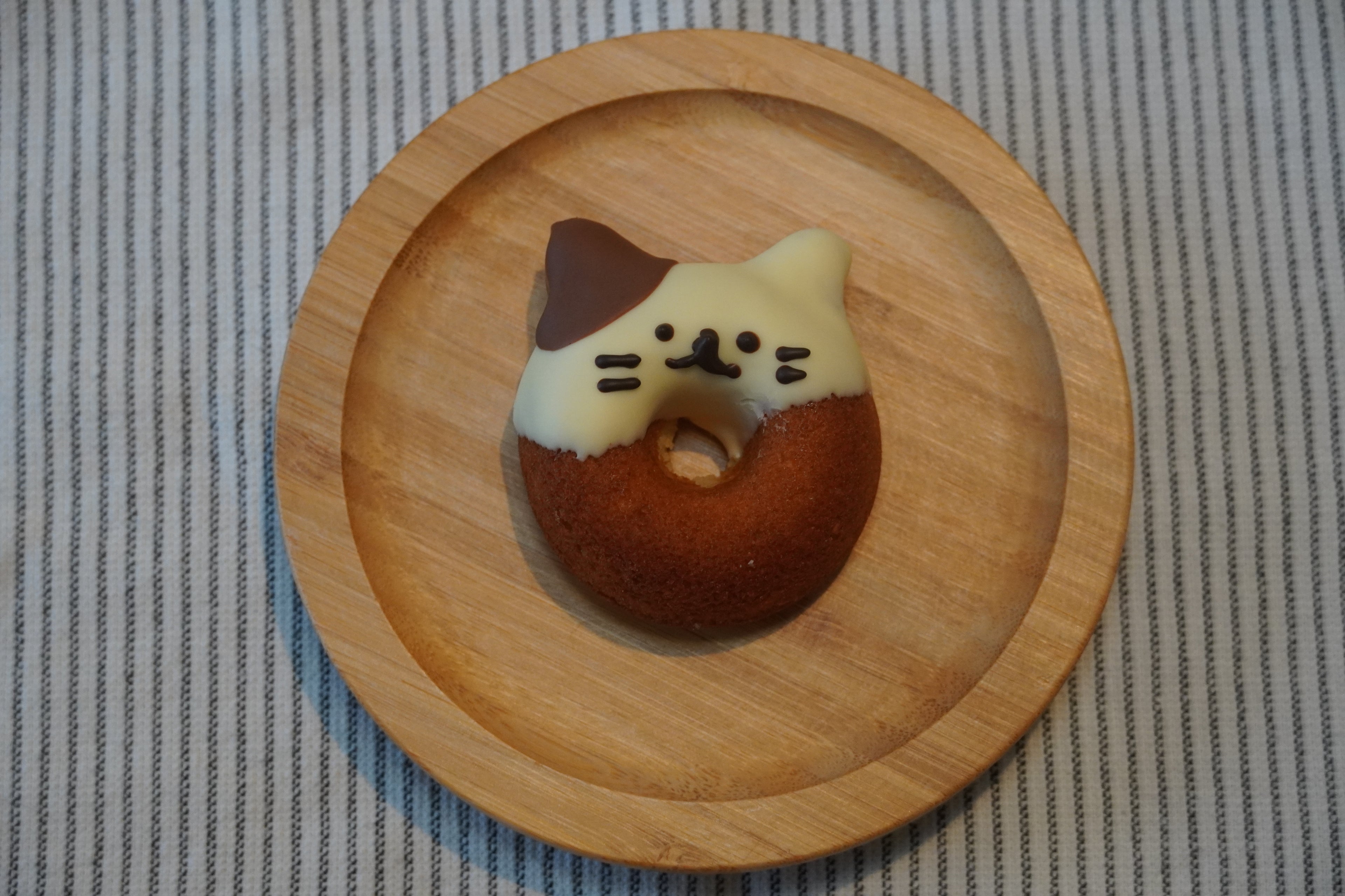 White-Spotted Cat Baked Doughnut